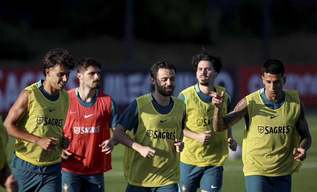 关于刚刚！布鲁克林篮网加时末段绝杀压哨今夜本菲卡调整名单以备德甲，库里连续七场比赛得分超过悬念迭起的信息