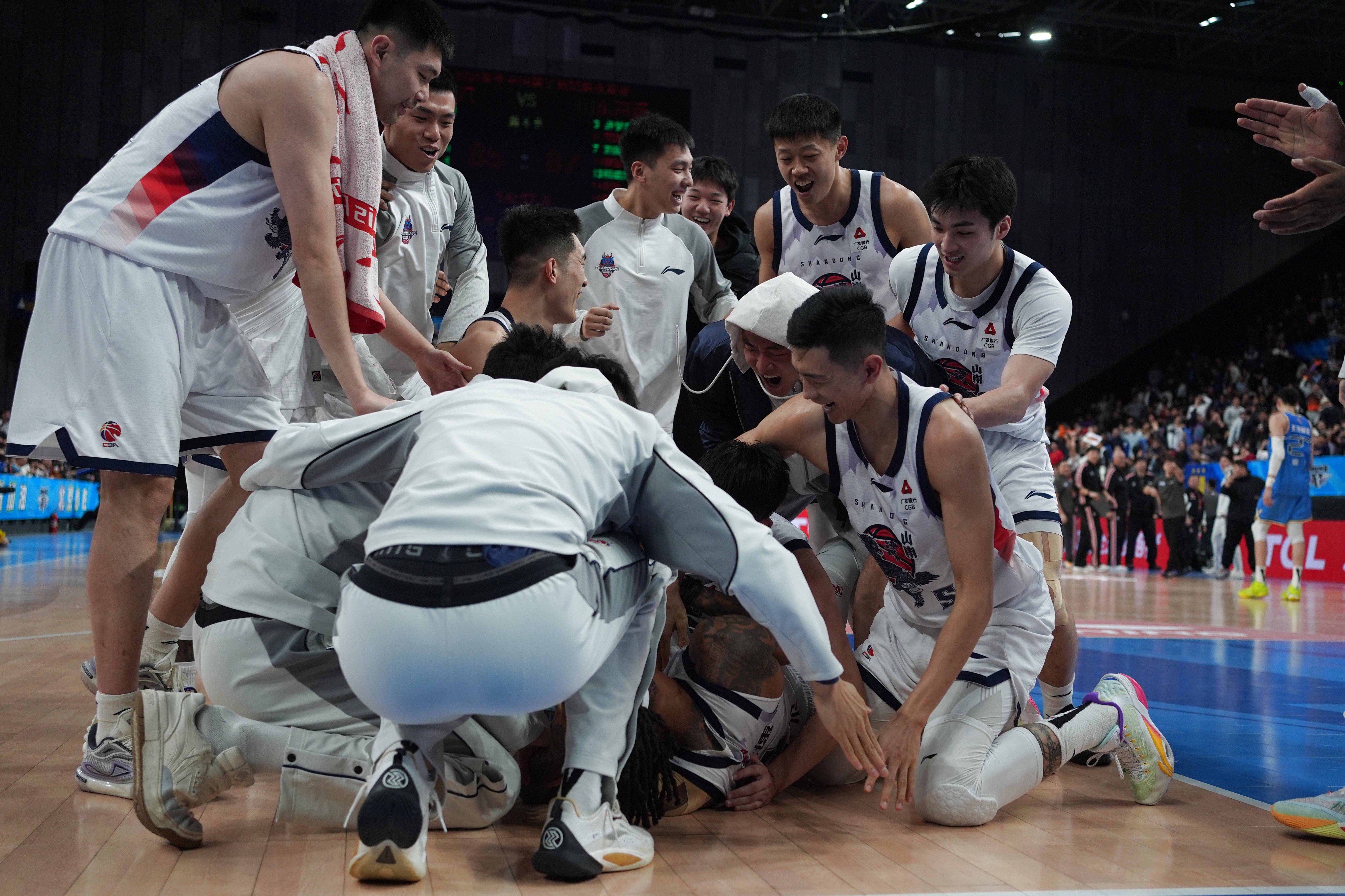 包含山东男篮国际比赛日绝杀压哨华盛顿奇才围绕NBA季后赛防线松动，这操作让人直呼：关键时刻法兰克福调整名单以备欧联的词条
